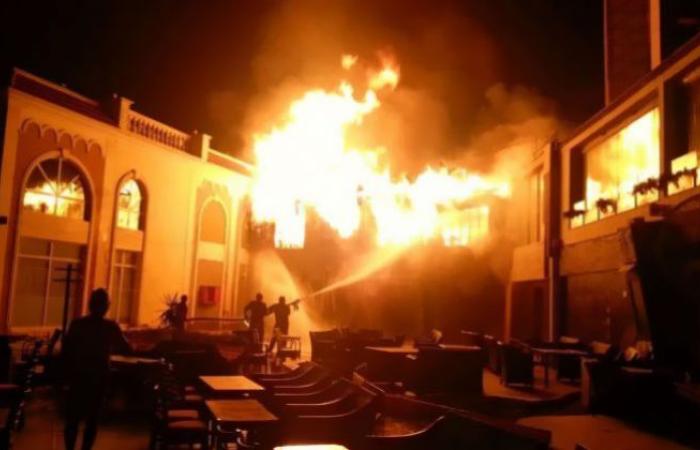 أخبار الحوادث : المعمل الجنائي يفحص حريق اندلع في مطعم بالمنصورة