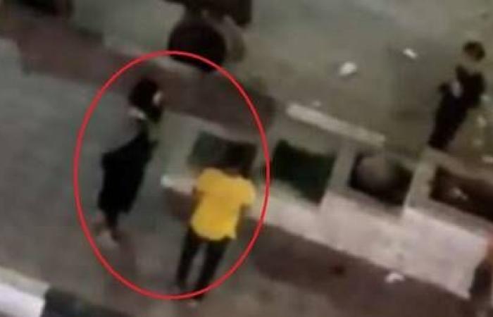 أخبار العالم : شاهد.. مقطع فيديو بين شابين وفتاة يثير جدلا واسعا في مصر