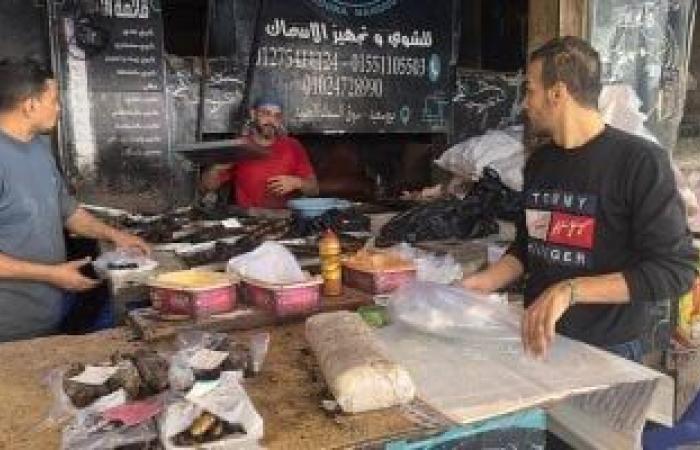 محافظات : 30 عاما أمام النار.. "حندق" يروى تفاصيل مهنة شوى الأسماك فى بورسعيد.. صور